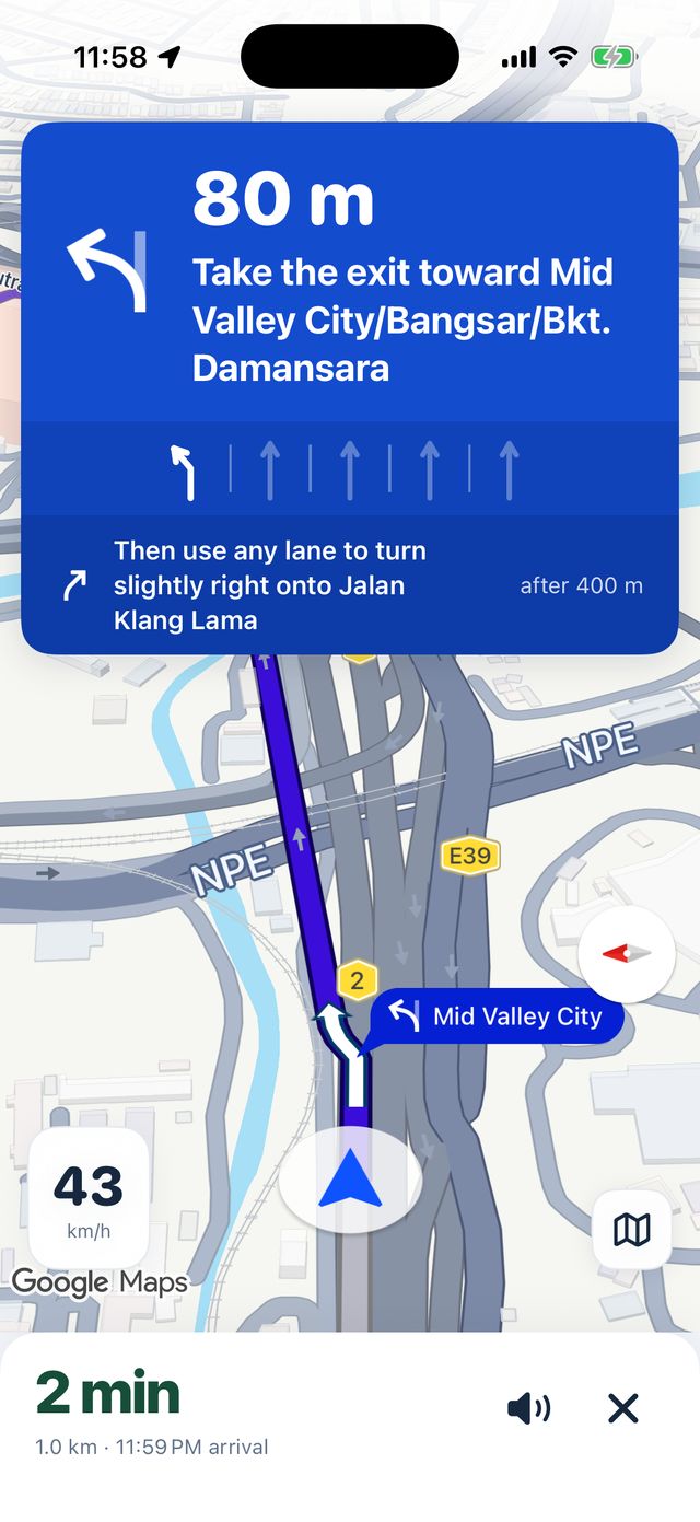 Better Tuju guidance card on the Federal Highway: 80 m, take the exit toward Mid Valley City, Bangsar and Bukit Damansara, six lanes with the left exit lane marked, then turn slightly right onto Jalan Klang Lama after 400 m. Speed 43 km/h, 2 minutes to go.
